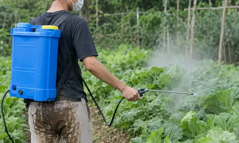 Nam sinh 17 tuổi nguy kịch sau khi bị thứ nước quen thuộc này thấm qua quần áo: Bác sĩ cảnh báo sai lầm nhiều người mắc phải