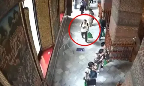 Camera ghi lại toàn bộ cảnh móc túi, người đàn ông vẫn thản nhiên nói một câu khiến cảnh sát cũng phải sững sờ