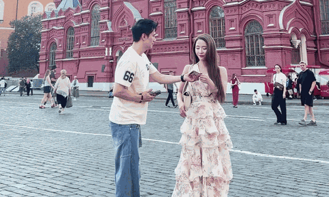 Camera ghi lại khoảnh khắc Việt Anh bất ngờ bế bổng Quỳnh Nga giữa trời Nga, phản ứng sau đó mới khiến dân mạng "đứng ngồi không yên"
