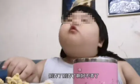 Biến con gái 3 tuổi thành "ngôi sao mukbang", liên tục cho bé ăn gà rán, thịt mỡ để thu hút người xem, cặp vợ chồng khiến dư luận phẫn nộ
