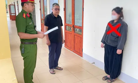 Khởi tố, bắt tạm giam nữ nhân viên giao hàng sinh năm 2001