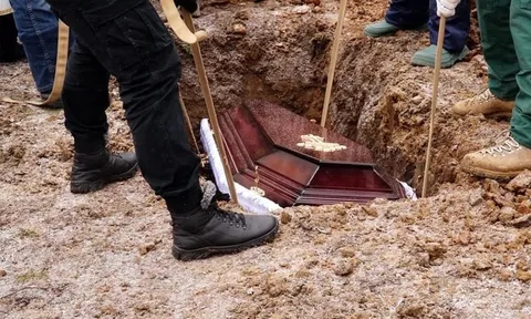 Gia đình che kín mặt "người quá cố", vội mua quan tài dàn dựng đám tang nhưng cái kết lại khiến dân mạng ngán ngẩm: "Cuối cùng vẫn bị bắt"