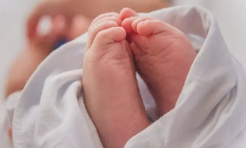 Người mẹ 34 tuổi sinh thêm 4 bé gái cùng trứng theo cách hoàn toàn tự nhiên: Bác sĩ nói có thể đây là trường hợp đầu tiên