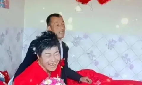 Cô dâu liên tục cười lớn trong đám cưới lại khiến dân mạng tranh cãi: Nhiều người vội đưa ra suy đoán về "biểu hiện lạ"