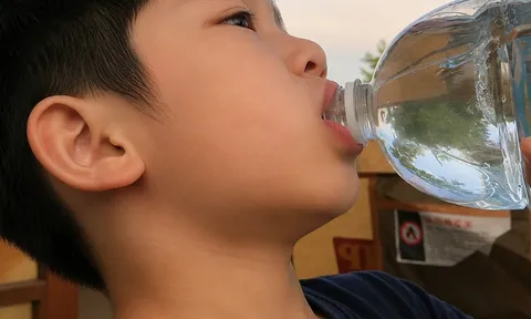 Cậu bé 10 tuổi uống gần 1 tấn nước trong 6 tháng, bố mẹ chết lặng khi bác sĩ chỉ ra thứ đã “biến mất” trong não