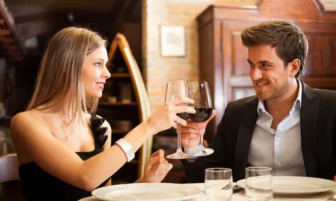 Ép nữ nhân viên xinh đẹp ngồi cạnh chủ tịch, quản lý nhận cái kết đắng: Tòa chỉ rõ điều không thể chấp nhận
