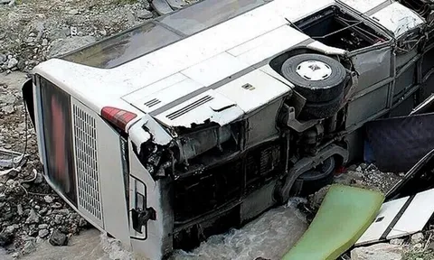 Xe buýt bất ngờ mất lái rồi lật úp giữa đường, con số thương vong khiến nhiều người bàng hoàng