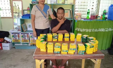 Người đàn ông tự kỷ đi xin từng đồng xu mỗi ngày, 2 năm sau mang cả bao tải toàn những thứ này đến trường khiến tất cả vỡ òa