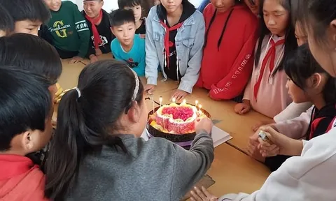 Con trai nhất quyết đòi đi sinh nhật bạn nhà giàu, hôm sau mẹ bị cả hội phụ huynh chặn liên lạc vì một hành động này: Hiệu trưởng sau đó phải khuyên chuyển trường