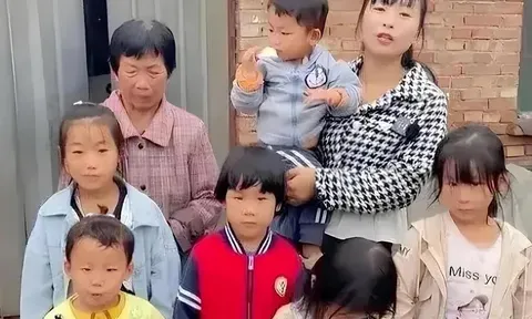 Cha mất, mẹ bỏ đi, 5 đứa trẻ tranh nhau nửa bát cháo nguội và quyết định của người thím đang gánh nợ khiến ai cũng cảm động