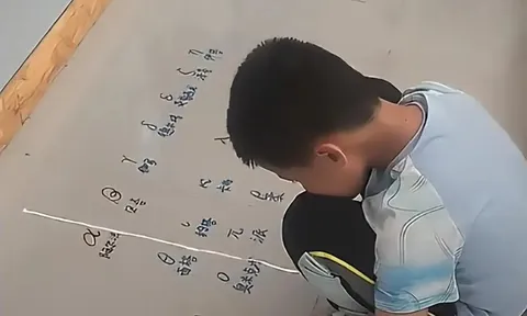 Mẹ bất lực khi thấy con trai ngồi xổm giữa “bãi chiến trường” toàn bảng số và ký hiệu, dân mạng vội can: “Đừng mắng, con chị có khi là thiên tài đấy!”