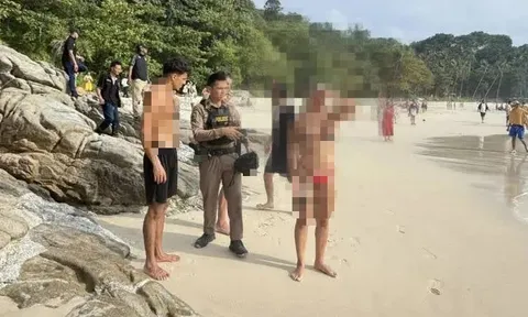 Biển động, cờ đỏ đã được cắm nhưng 2 du khách vẫn xuống bơi: 1 người bị sóng cuốn mất tích, cuộc tìm kiếm vẫn đang tiếp tục