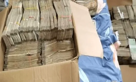 Khám xét nhà một kỹ sư, lực lượng chức năng phát hiện, tịch thu gần 15 tỷ đồng tiền mặt cùng số trang sức trị giá gần 500 triệu đồng, phải nhờ nhân viên ngân hàng và nhiều máy đếm tiền để kiểm kê
