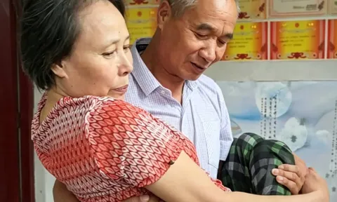 “Dù mệt đến đâu, anh vẫn chăm sóc em suốt đời”: Lời nói của người chồng chăm vợ bị liệt suốt 25 năm trời khiến ai cũng nghẹn ngào