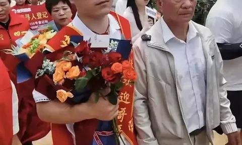 Bị dì ruột bắt cóc từ năm 1 tuổi, 26 năm sau người đàn ông này mới được gặp lại cha ruột, câu chuyện sau đó khiến ai cũng cảm động