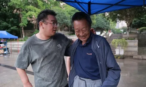 Chủ nhà nói 1 câu, người đàn ông này ở lại căn nhà giữa núi suốt 25 năm chỉ vì lời hứa này