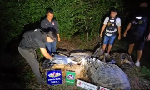 Phát hiện 15 thùng hàng nằm ven đường chứa hàng trăm kg "thứ đáng sợ" bên trong, cảnh sát phục kích suốt nhiều giờ nhưng người nhận vẫn "bặt vô âm tín"