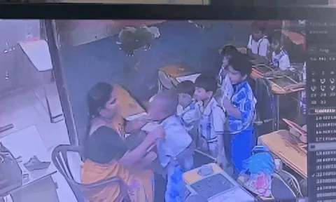 Camera lớp học ghi cảnh cô giáo nắm áo, tát học sinh 6 tuổi trước khi bé tử vong thương tâm: Cảnh sát vào cuộc điều tra