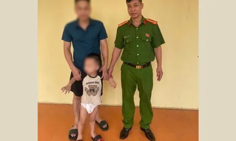 Công an xã Quảng Bị xác minh, đưa cháu bé đi lạc về với bố