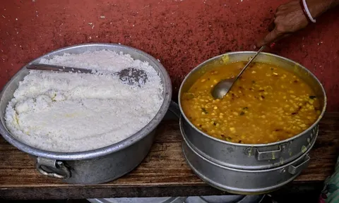 Hơn 30 học sinh nhập viện sau bữa trưa, nghi do "ăn nhầm" bột giặt
