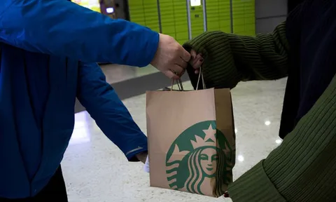 Giao đơn Starbucks, shipper 78 tuổi nhận khoản tiền tip gần 26 tỷ đồng