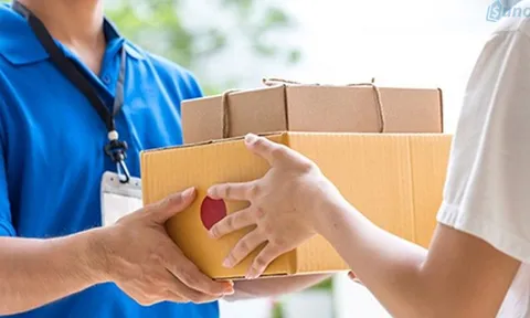Tưởng khách chuyển khoản nhầm 3,3 triệu đồng, nữ shipper quay lại tận nhà trả rồi vỡ òa khi biết sự thật