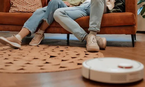 Dùng robot hút bụi quay lén vợ ngoại tình, người chồng thắng kiện hơn 400 triệu đồng nhưng vẫn phải... ngồi tù