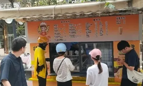 Đang phải gánh khoản nợ lớn, chủ quán bánh trứng vẫn tặng tiền cho gia đình bệnh nhi rồi nhận lại điều bất ngờ