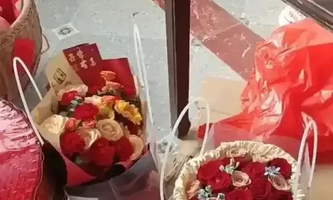 Chú rể mang giỏ tre đựng 23 bó tiền mặt trị giá gần 900 triệu đồng tới lễ đính hôn khiến nhiều người bất ngờ