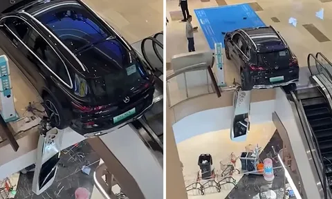 Chiếc Mercedes lao xuyên lan can trung tâm thương mại, suýt rơi xuống tầng dưới sau pha lùi xe bất ngờ khiến ai cũng hoảng hốt
