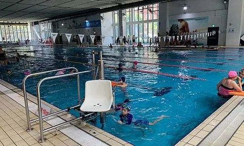 Cô gái bơi suốt kỳ nghỉ hè rồi phát hiện những nốt nhỏ có “rốn” trên da, bác sĩ nhắc nhở tuyệt đối không được làm điều này