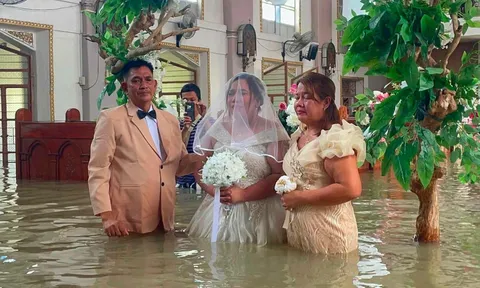 Nhà thờ ngập sâu, nước dâng cao đến eo, cặp đôi vẫn quyết "lội nước" tổ chức đám cưới: Khung cảnh bên trong khiến nhiều người chú ý