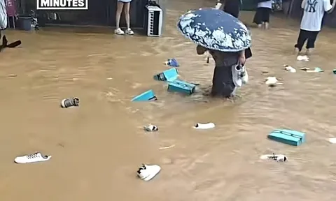 Hàng nghìn đôi giày trôi kín đường sau trận lũ, người dân đổ xuống vớt nhưng phản ứng của chủ xưởng mới gây chú ý