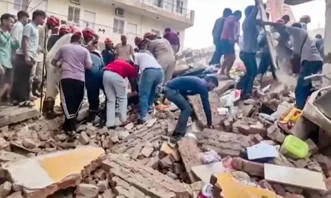 Tòa nhà 6 tầng bất ngờ đổ sập khiến ít nhất 6 người tử vong thương tâm, nhiều nạn nhân vẫn còn mắc kẹt