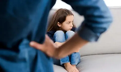 Người mẹ để con trai 3 tuổi ngủ một mình ở tầng 5 khách sạn rồi đi uống rượu, đến khi nhận được tin dữ thì đã quá muộn