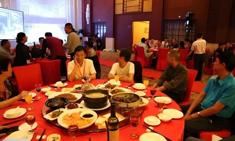 Họp lớp sau 15 năm, 5 người thu nhập "khủng" được xếp ngồi riêng, đến lúc thanh toán lớp trưởng hỏi “Các ông chủ bao cả nhóm nhé?" thì không ai lên tiếng