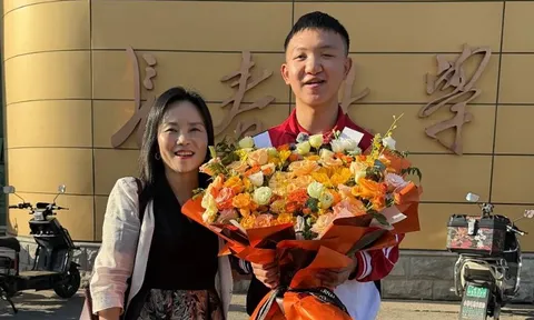 Gọi cô giáo chủ nhiệm là “mẹ” suốt hơn chục năm, nam sinh khiếm thị viết tiếp hành trình khiến nhiều người xúc động
