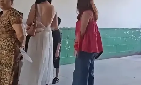 Trang phục "khoét ngực lộ lưng" của hai bà mẹ trong buổi họp phụ huynh khiến nhiều người "đỏ mặt" thốt lên: “Đây không phải buổi đi xem mắt!”