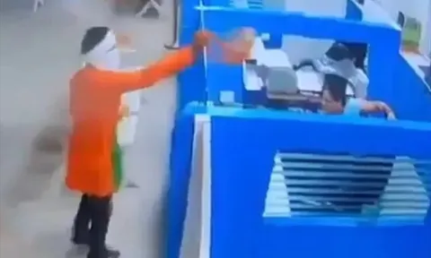 Người đàn ông ném bột ớt khiến cả ngân hàng náo loạn rồi "ôm" hơn 100 triệu đồng bỏ chạy: Cái kết đến chỉ sau 30 phút