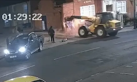Đang ngủ thì nhận cuộc gọi báo tường nhà bị... đánh sập, kiểm tra camera mới phát hiện máy ATM đã "biến mất"