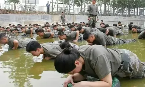 Đi làm tại quán trà sữa, nhân viên mới được huấn luyện kiểu quân đội: Phải nộp điện thoại, gấp chăn vuông vức và ăn dưới sự giám sát
