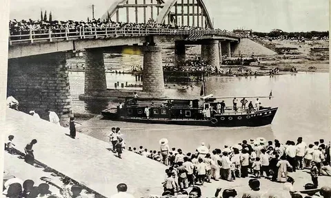Con trai bất ngờ rơi xuống sông vì một tấm ván cầu bị sập, cha mẹ đâm đơn kiện