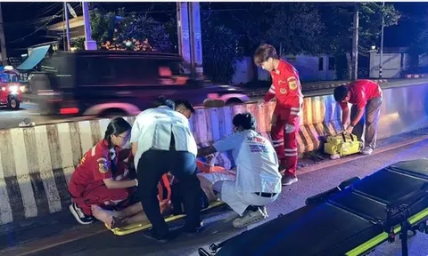 Cãi nhau trong ô tô, vợ cầm chìa khóa bỏ đi, chồng vội đuổi theo rồi gặp tai nạn nguy kịch