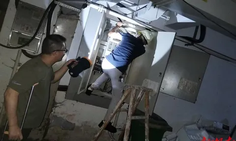 Đôi giày bỗng nóng lên khác thường, nền nhà vượt mức 60 độ C, người đàn ông gọi thợ điện kiểm tra rồi tái mặt: Con số trên hóa đơn điện hé lộ nguyên nhân