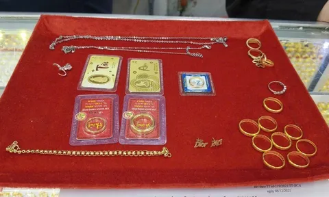 Cụ bà nhặt ve chai trả lại túi vàng cho người đánh mất
