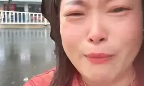 Bị chồng yêu cầu tự đi bộ đưa con đi học giữa trời mưa, người mẹ khóc lóc ầm ĩ giữa đường khiến dân mạng chia làm 2 phe