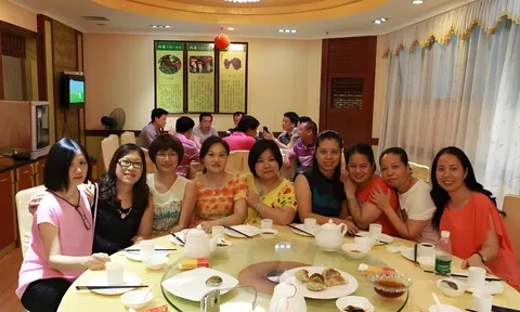 Đã thống nhất chia đều tiền họp lớp, những người giàu nhất vẫn giành trả hóa đơn và câu nói khiến tất cả im lặng