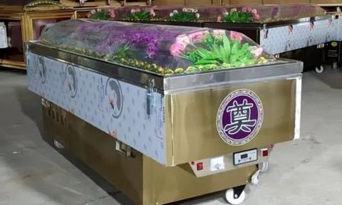 Gia đình đặt cụ bà vào quan tài lạnh vì tưởng đã qua đời, một ngày sau con dâu nghe thấy âm thanh "lạ" từ bên trong, cảnh tượng khi mở nắp ra khiến tất cả sững sờ