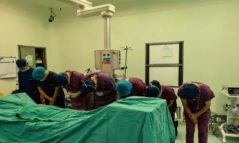 Mẹ hiến tạng con trai 23 tuổi cứu 7 người, lời từ biệt trước phòng phẫu thuật khiến nhiều người xúc động