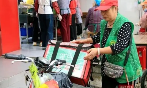 “Tôi không mang cơm thì các cụ ăn gì?”: “Bà nhặt phế liệu” tình nguyện giao cơm miễn phí cho 12 người cao tuổi suốt 3 năm trời, nghe lý do khiến ai cũng cảm động
